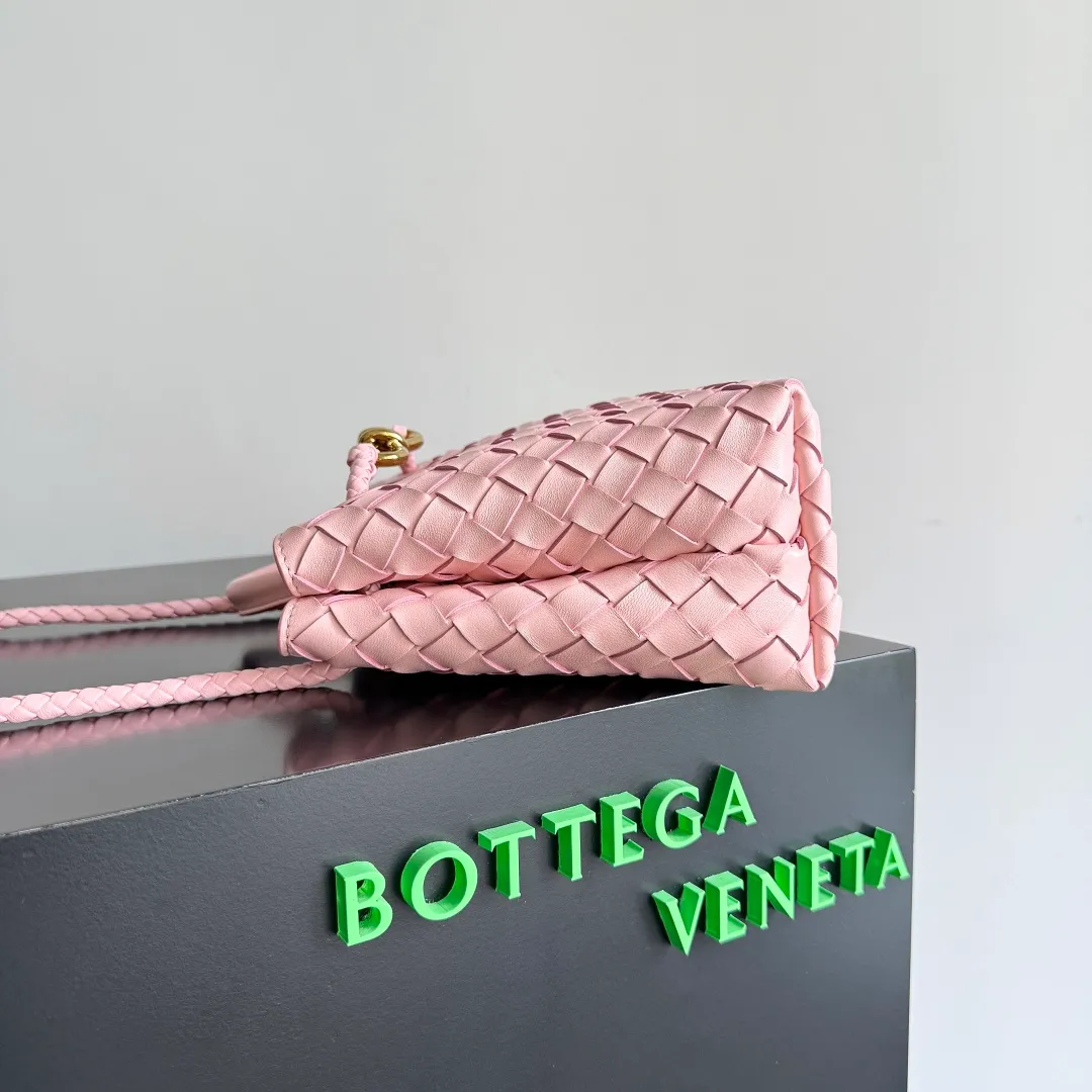 The 2023 new Andiamo batch of 1860 BV has been shipped‼ ️Really popular🔥The new Andiamo woven handbag launched by Bottega Veneta this season is really popular all over the world! ! Celebrities at home and abroad have worn it, and Oscar-winning actress Michelle Yeoh has taken it out on the street. Song Jia, Trai Yara, Yu Feihong, Sanji Ayaka, Rosie Hunting-Whiteley, Yoshioka Riho, etc. have all picked up this bag. It is classic and versatile, showing off its temperament, and the bag capacity is also large, which is very convenient for daily commuting! ! A variety of carrying methods, the shoulder straps can be adjusted by yourself, the original lambskin feels soft and delicate, and the unisex style breaks gender boundaries and brings a more practical and longer-lasting use experience. Andiamo, which has both elegant and casual styles, perfectly interprets the true appearance of "fashionable old money style". Style number: 743568 Size: 25*22*10.5cm